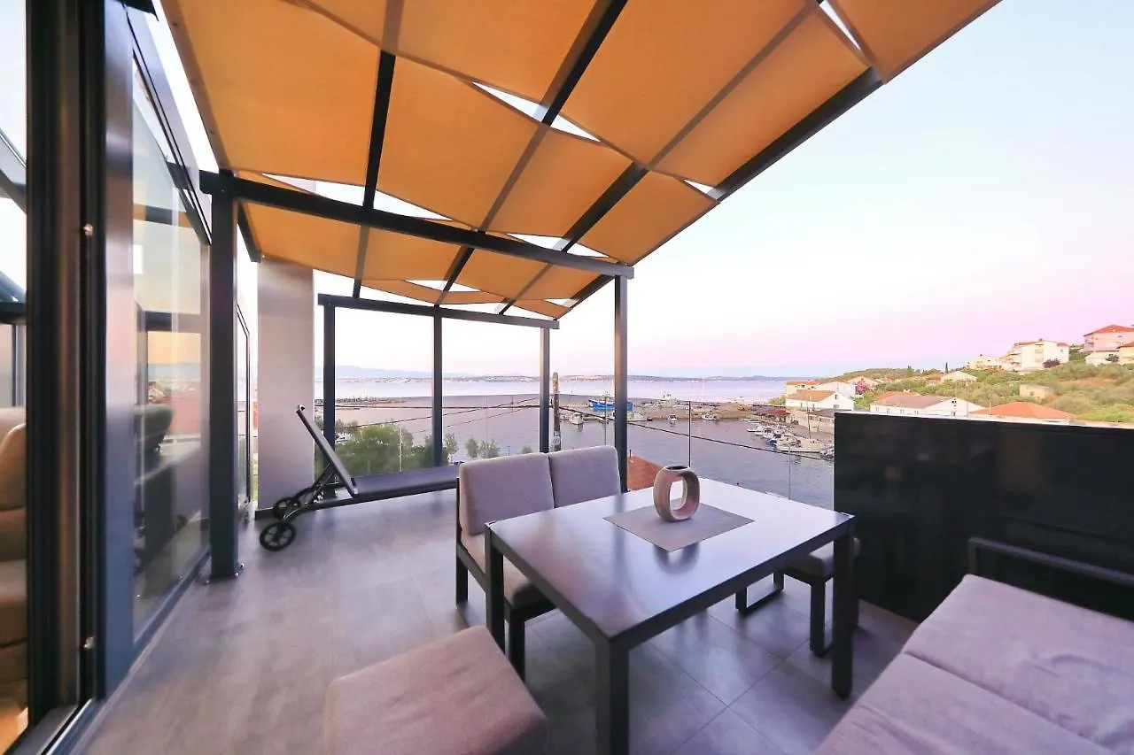 Villa Legacy, By The Beach, Kali 0*,  Croatia
