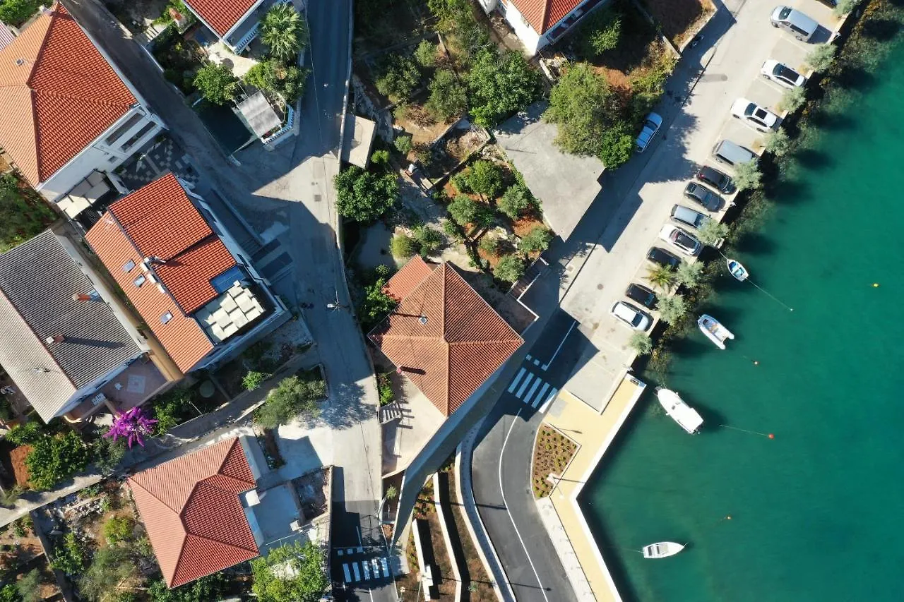 Villa Legacy, By The Beach, Kali 0*,  Croatia